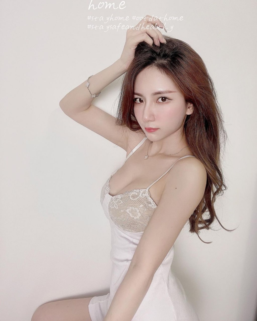 伸进女同桌乳沟里摸爽了